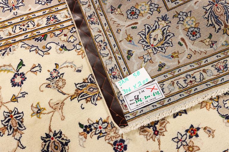 A Kashan carpet, c. 306 x 200 cm.