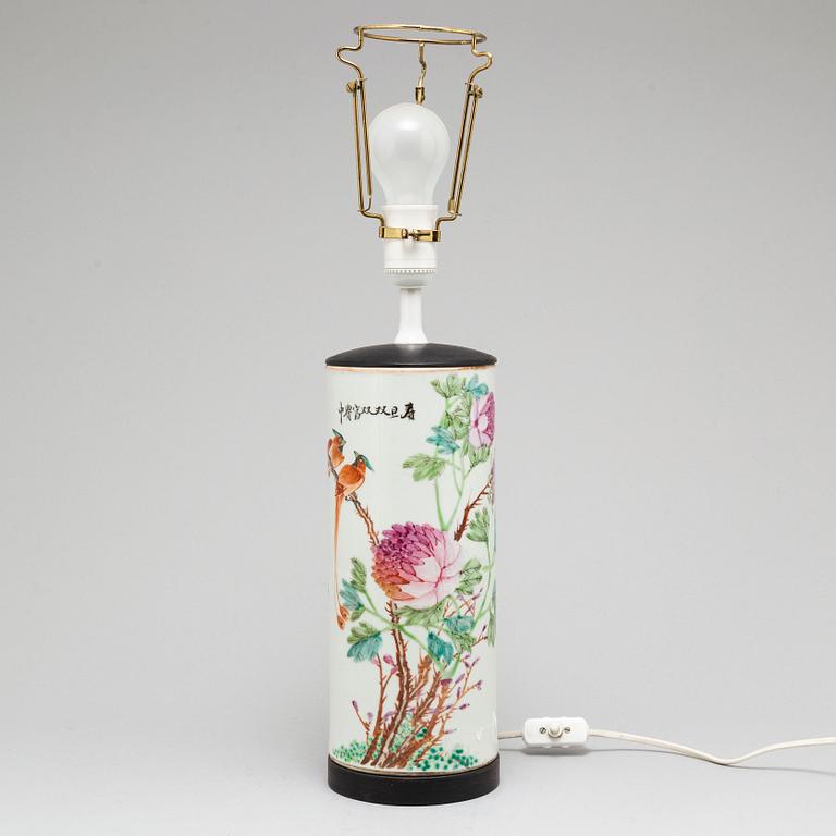 A Chinese famille rose hat stand, turned into a table lamp, early 20th century.