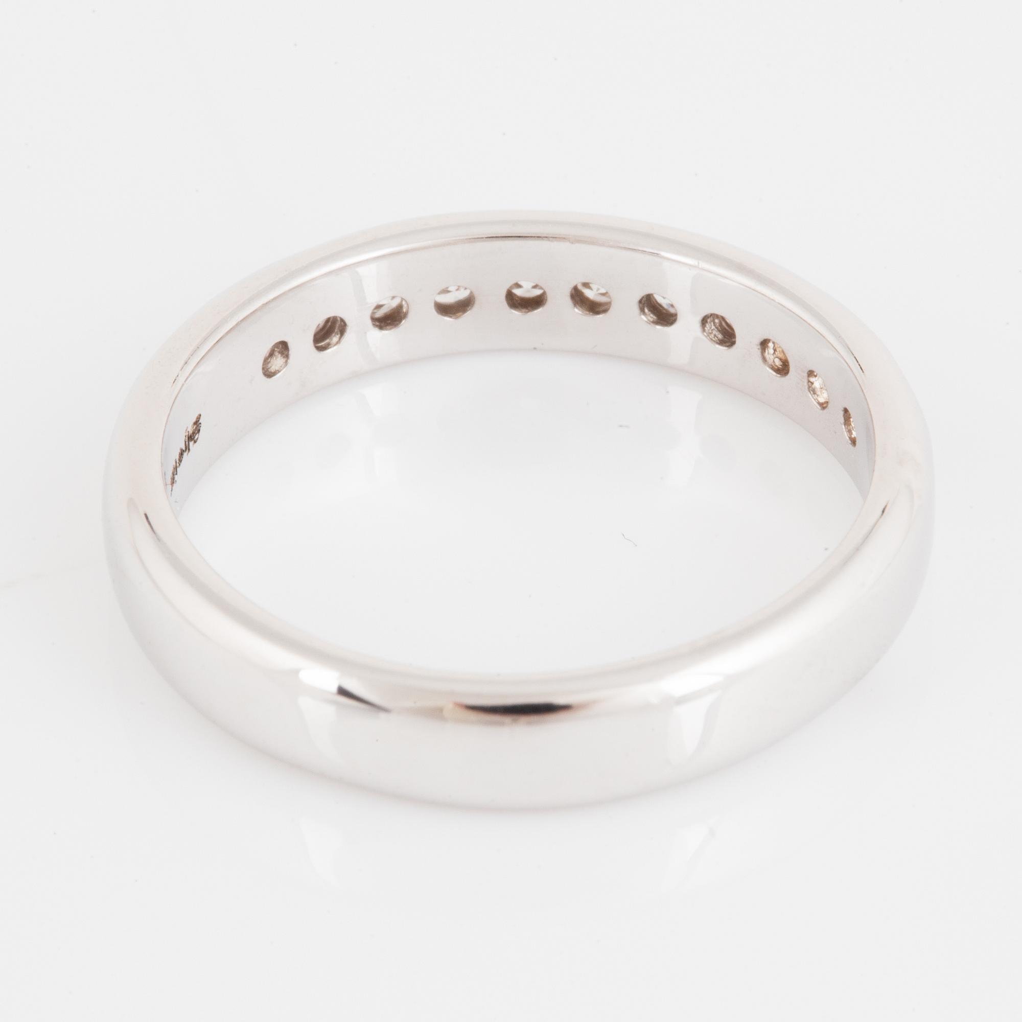 RING, halvallians med briljantslipade  diamanter.