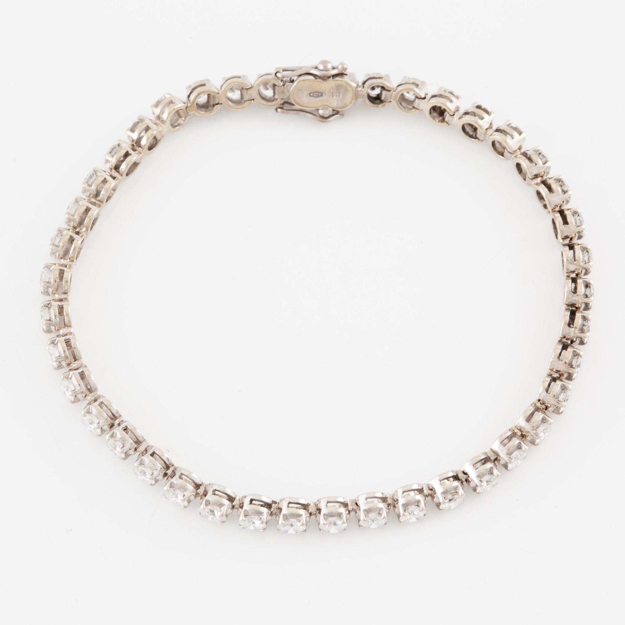 Tennis bracelet, 18K white gold with round brilliant-cut diamonds.