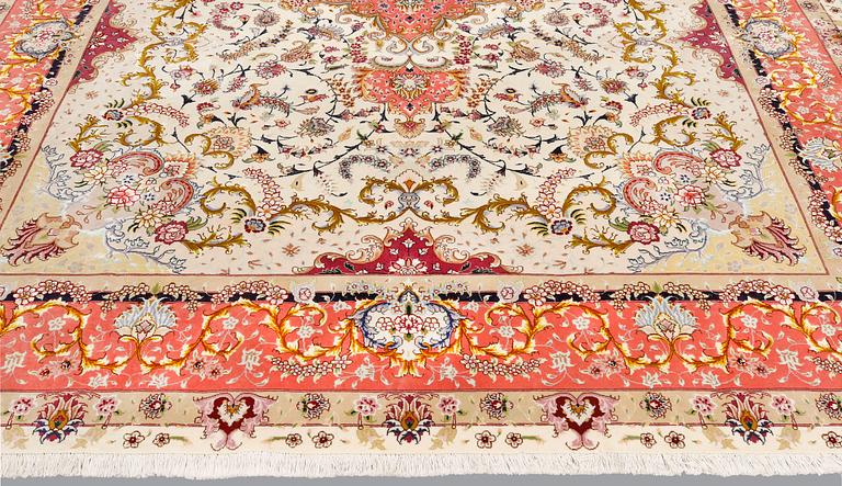 Matta, Täbris, part silk, s.k. 50 Radj, ca 343 x 250 cm.