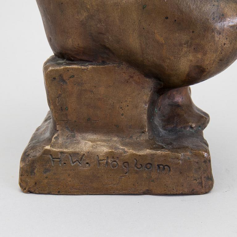 HELGE HÖGBOM, skulptur, brunpatinerad brons, gjutarstämpel från AB Malmö Butiksmontering.