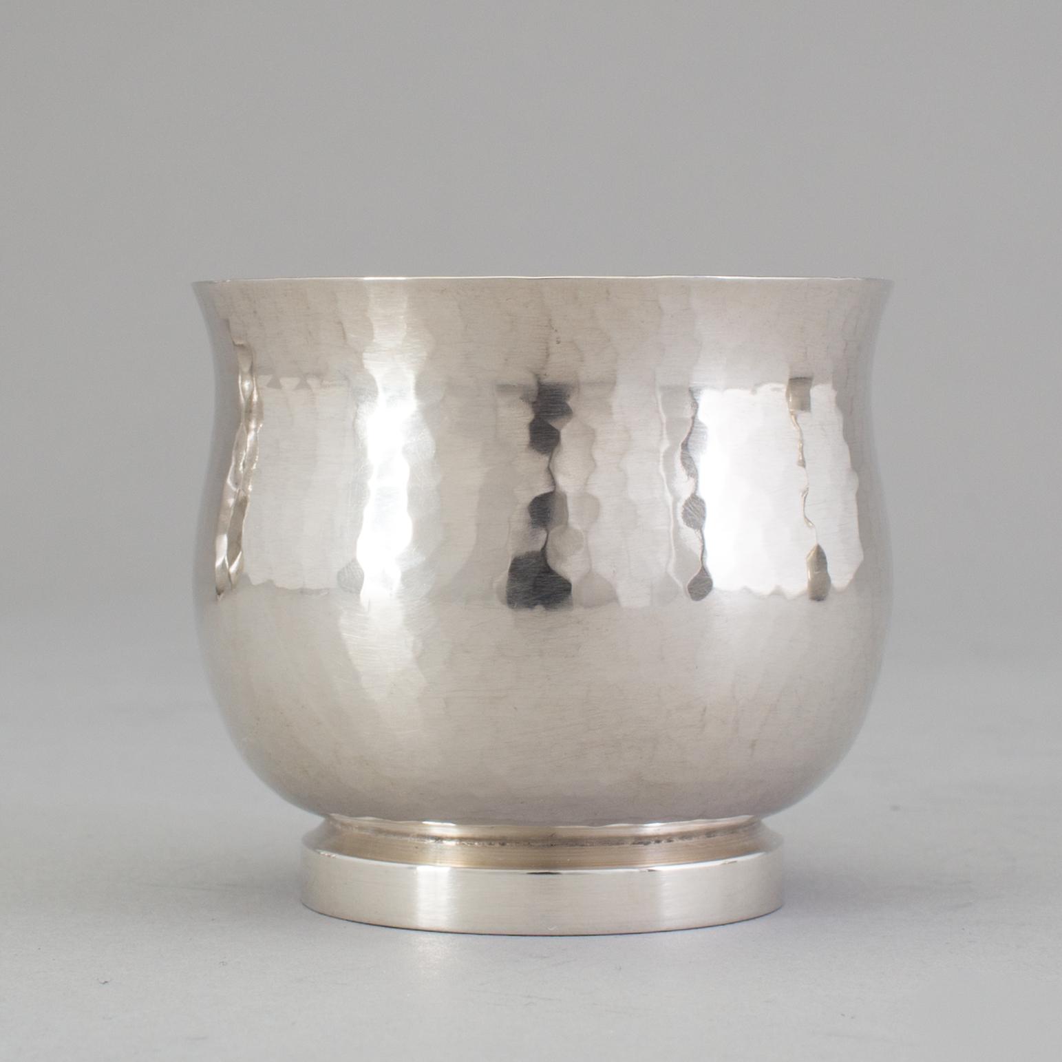 a silver carafe and six vodka cups by Erik Löfman 1929-1994 for K G Markströms AB, Uppsala 1978. Weight ca 1122 gram.