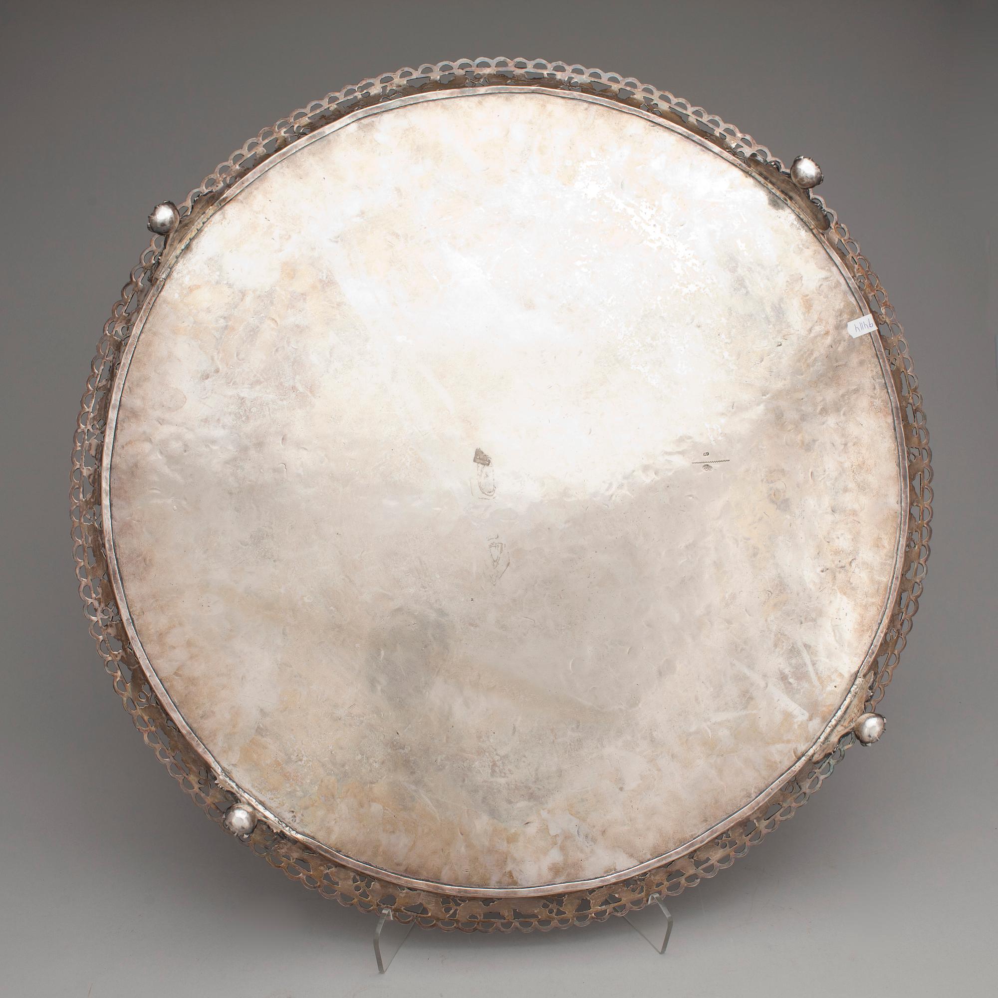 BRICKA, silver, troligen Tyskland, sent 1800-tal. Totalvikt ca 3888 gr.