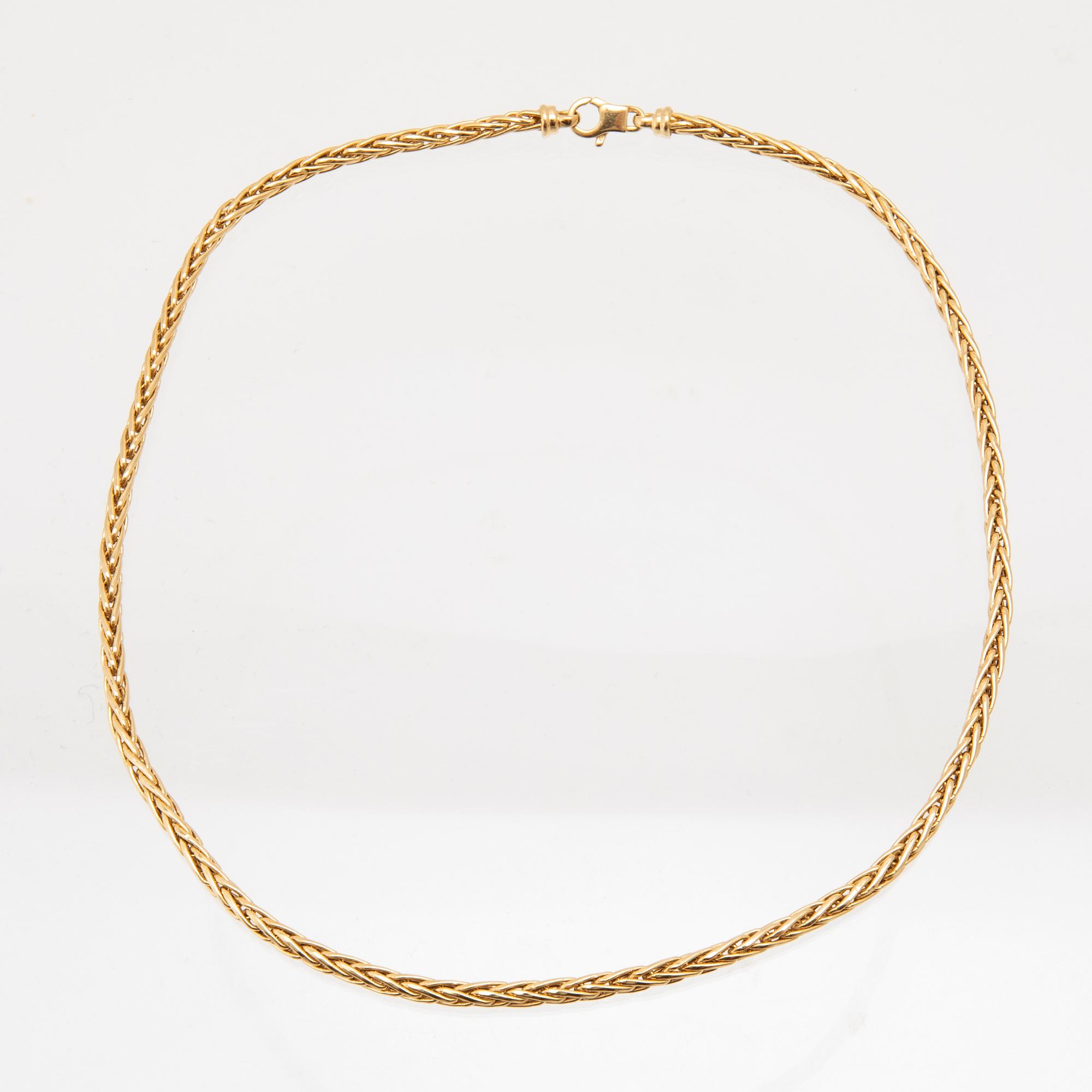 Necklace herringbone chain in 18K gold.