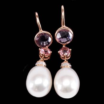 ÖRHÄNGEN, ett par. 14k guld med fasettslipade ametister, odlade sötvattenpärlor samt små diamanter. Vikt tot 5 g.