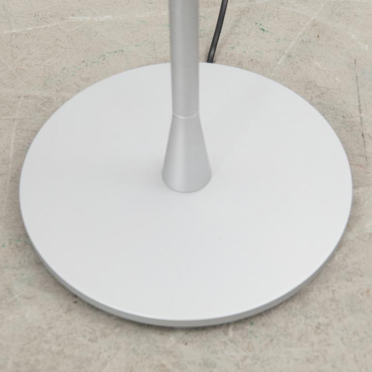 Jasper Morrison, bordslampa "Glo ball" för Flos 2000-tal.