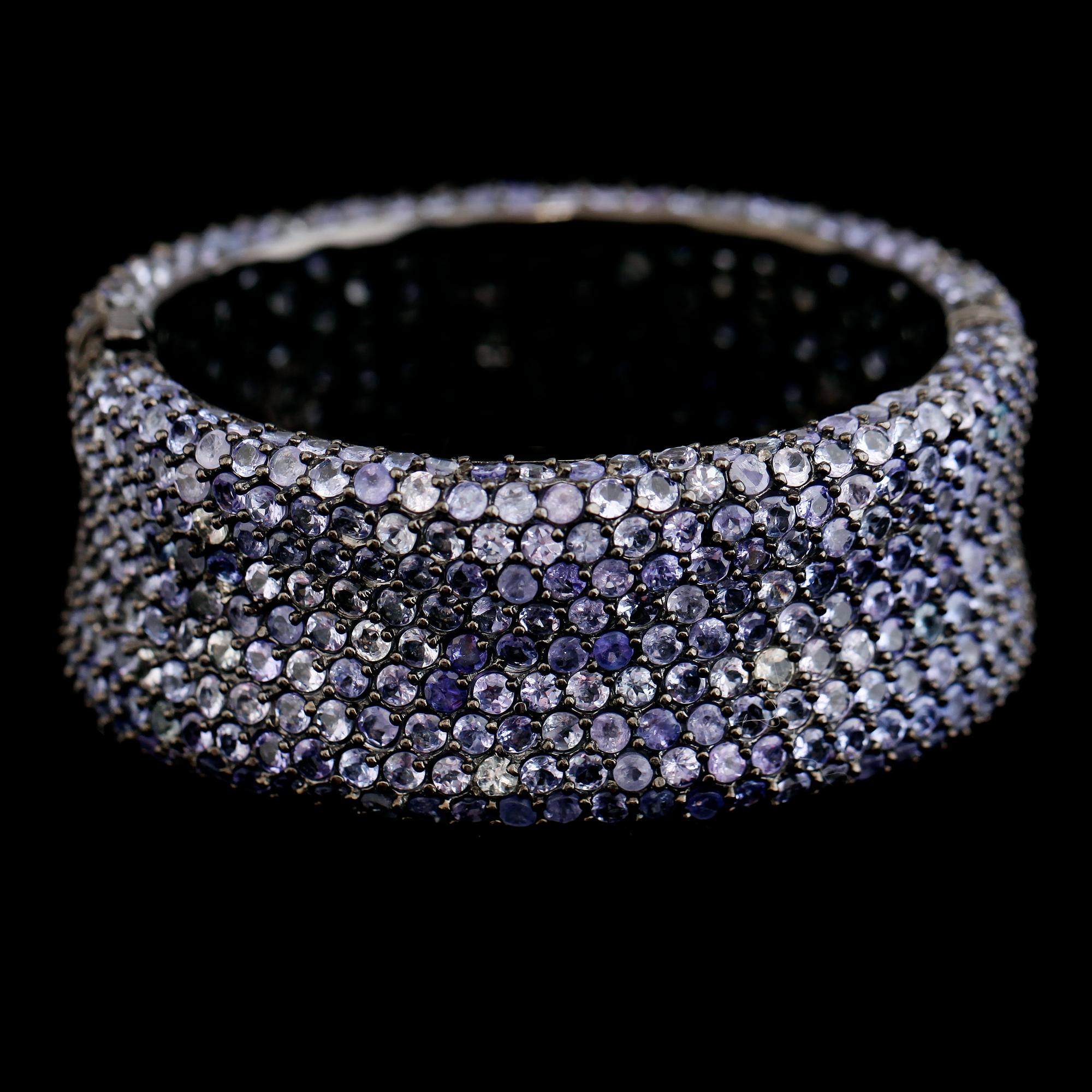 ARMBAND, rodinerat sterlingsilver, tanzaniter. Vikt ca 85 g.