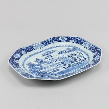 A blue and white dish and two soup dishes, Qing dynasty, Qianlong (1736-95).