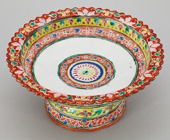 SKÅL PÅ FOT, porslin, Kina, 1800-tal.