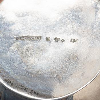 Vas samt två skålar, silver, Sverige 1917-1919.