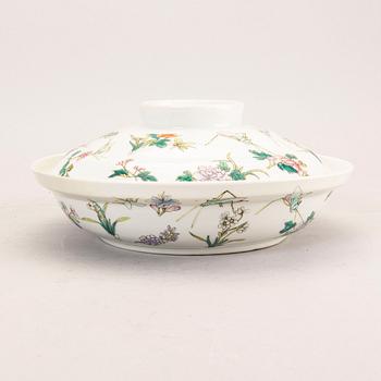 A Chinese bowl with cover, 20th Century.