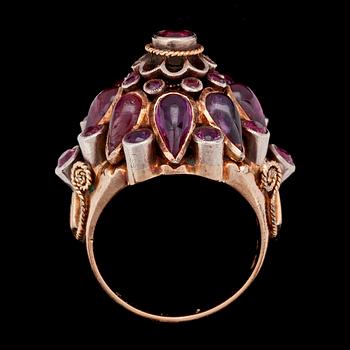 A cabochon cut ruby ring, India, 20th century.