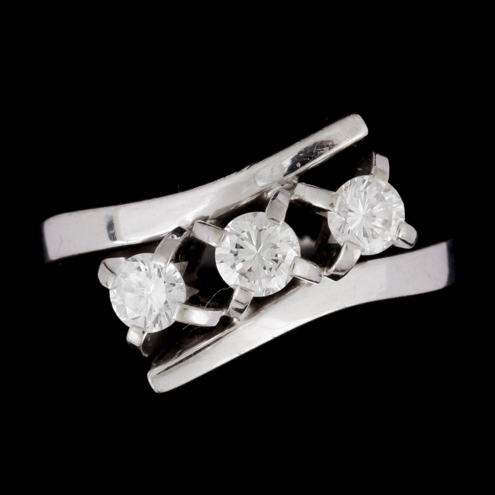RING, 18k vitguld, 3 briljantslipade diamanter tot ca0,60ct, Stockholm, 1975. Vikt ca6g.
