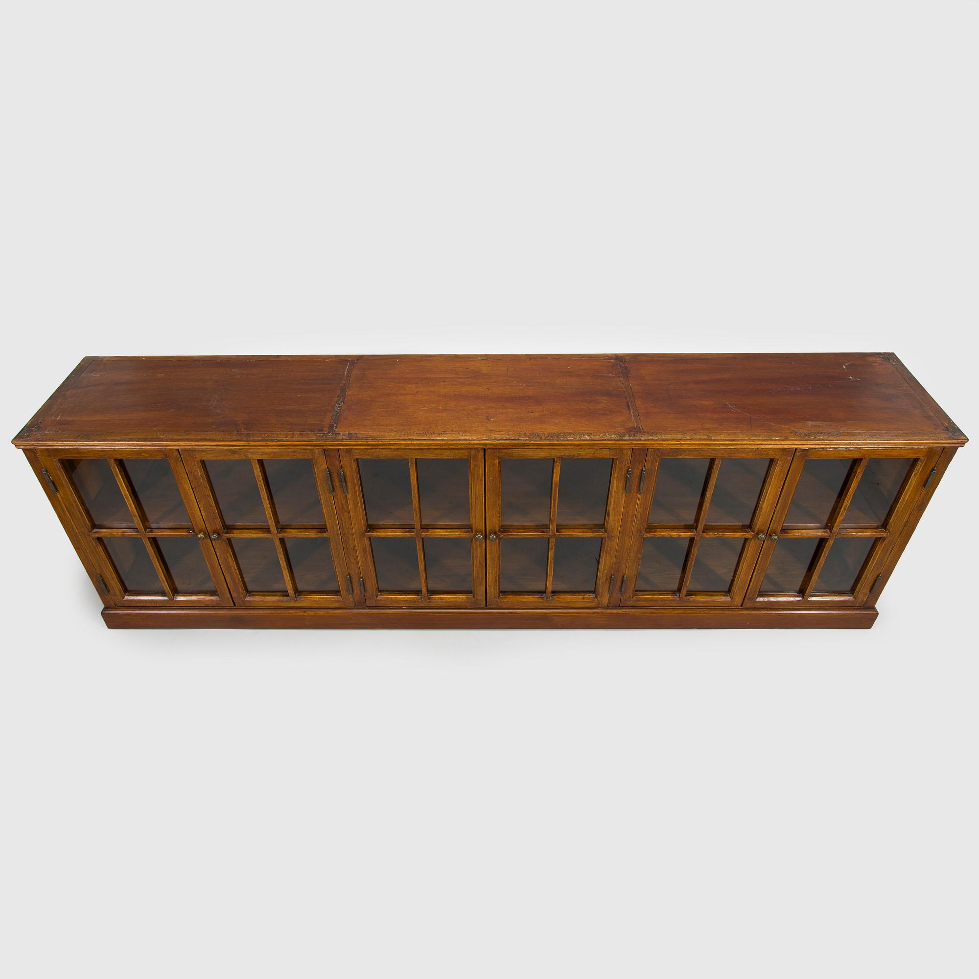 Vitrin / Skåp, modell Clifton ta Fritzies tillverkare Club Vintage Interiors 2011-2017.