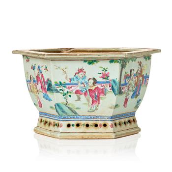 1272. A large famille rose flower pot, Qing dynasty, 19th Century.
