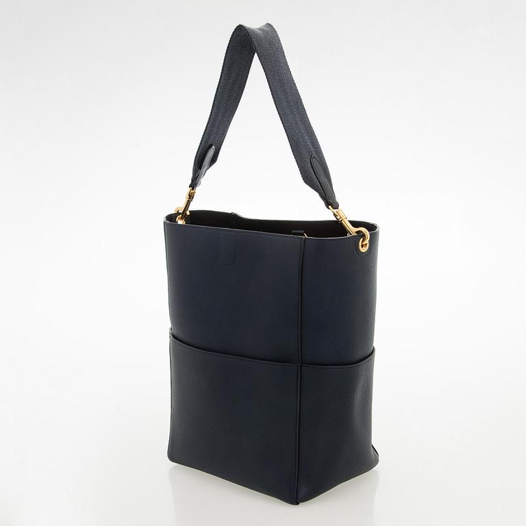 Céline, a 'Seau Sangle' bag.