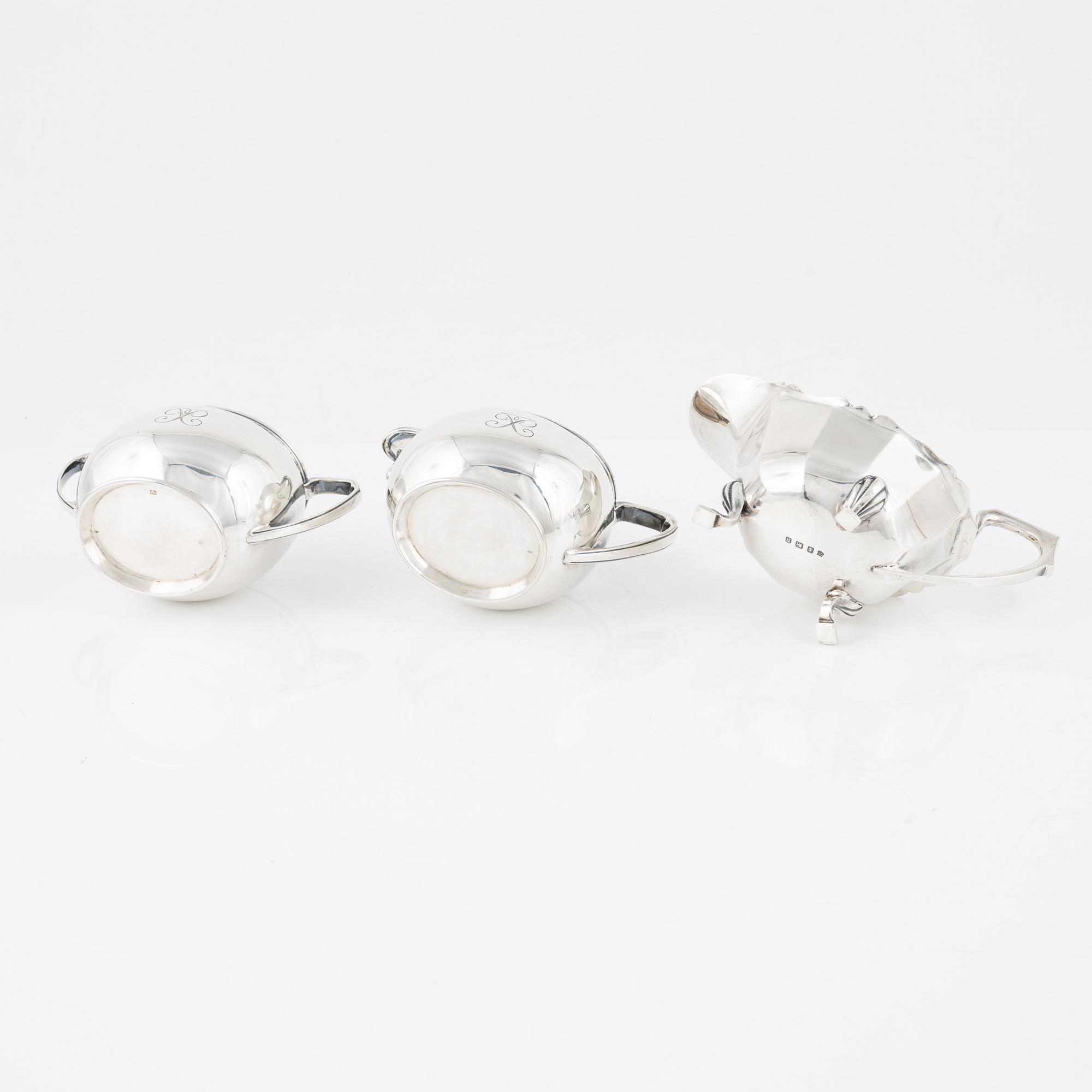 Kaffe- och teservis, 4 delar, samt gräddsnipa, silver, England, 1930-40-tal.