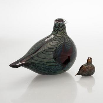 Oiva Toikka, Two glass birds, signed O. Toikka Nuutajärvi.