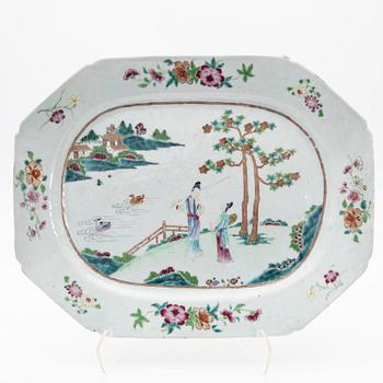 A famille rose serving dish, Qing dynasty, Qianlong (1736-95).