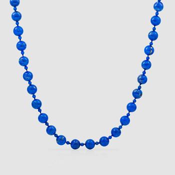 1358. A lapis lazuli bead necklace with clasps in gold set with sapphires.