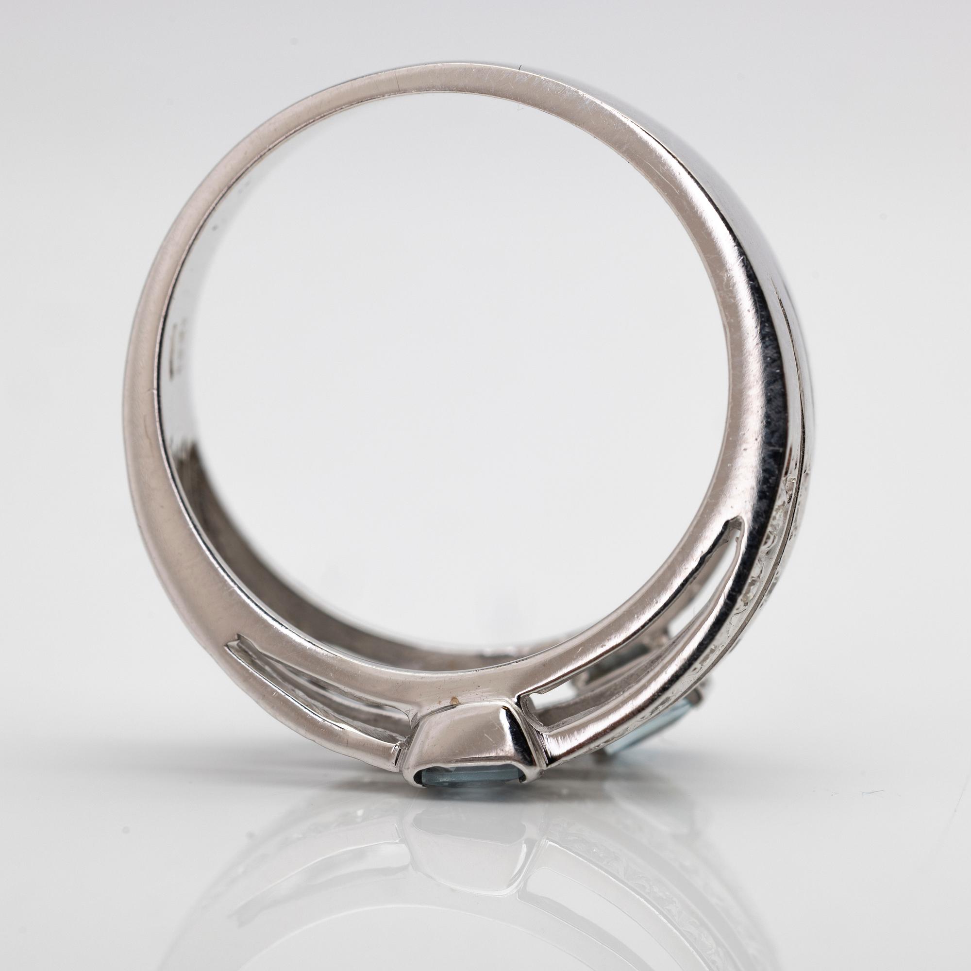 Ring, 18K white gold with aquamarines and brilliant-cut diamonds.