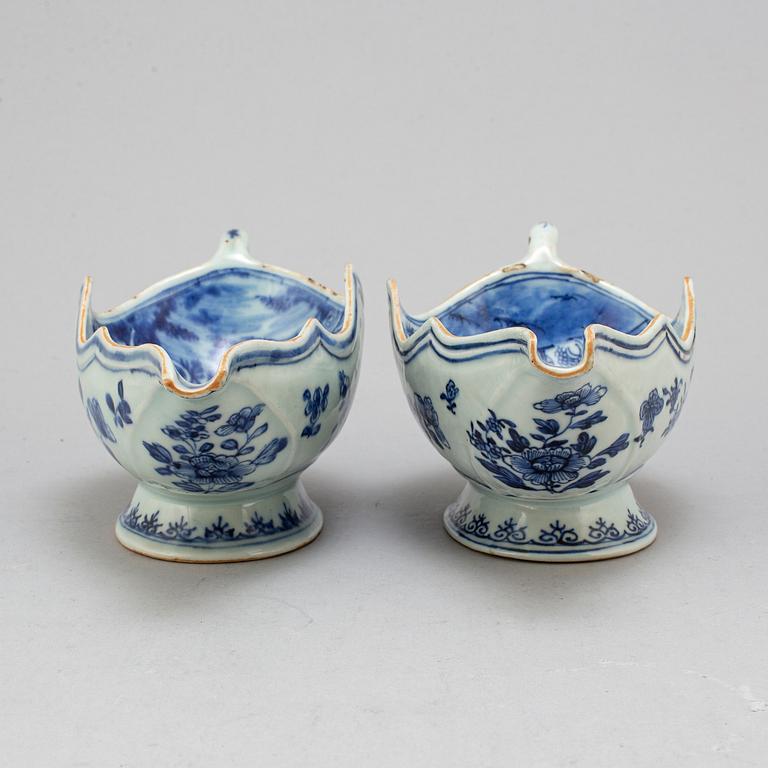A pair of blue and white export porcelain sauce boats, Qing dynasty, Qianlong (1736-95).