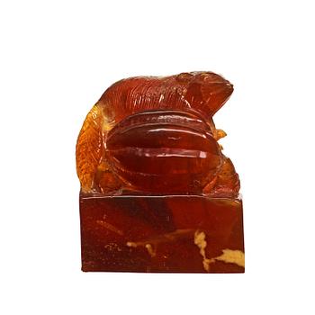 141. An amber figurine of a rat with pumpkin, Qing dynasty (1644-1912).