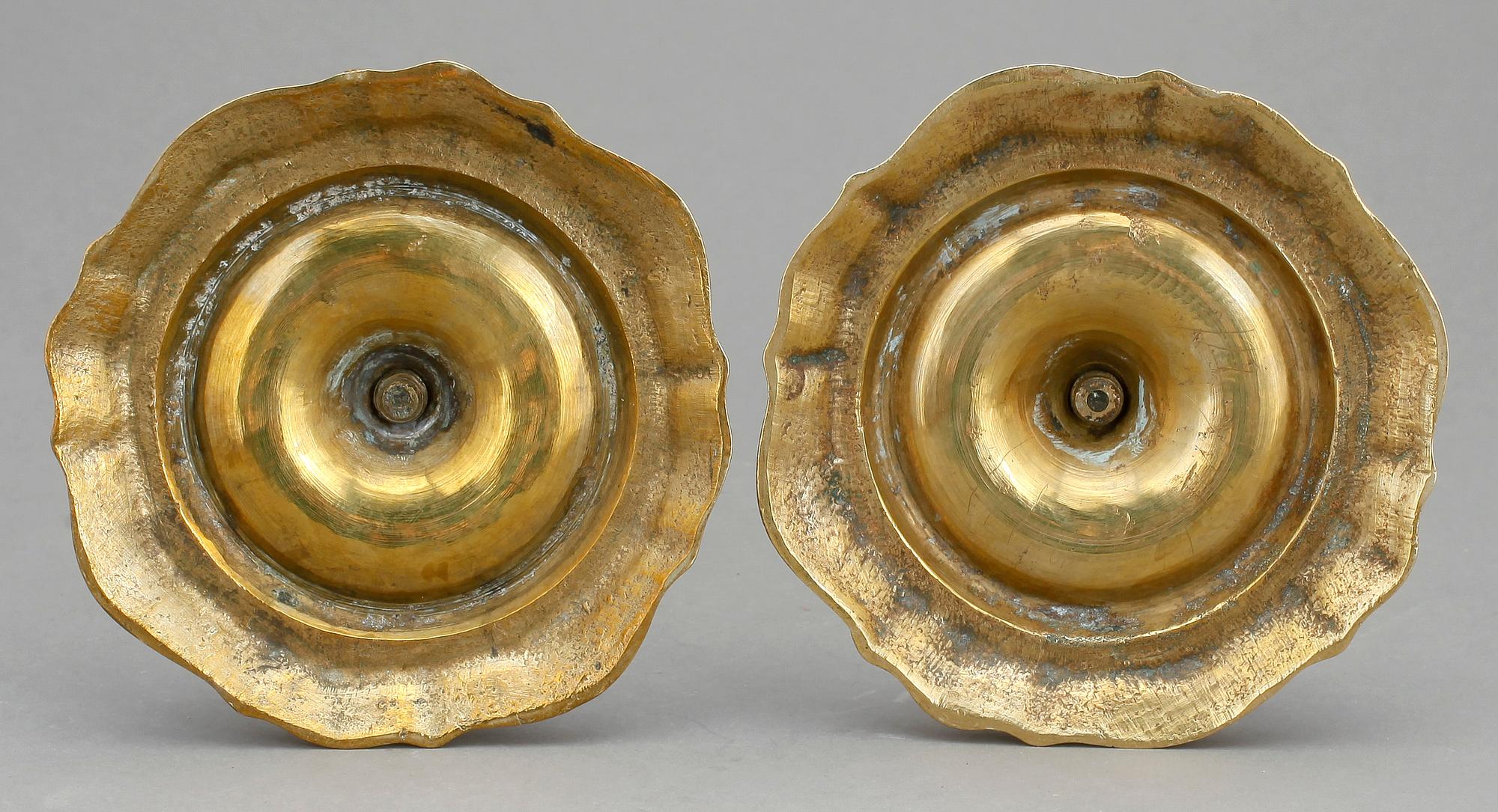 LJUSSTAKAR, ett par, mässing, senbarock, 1700-tal.