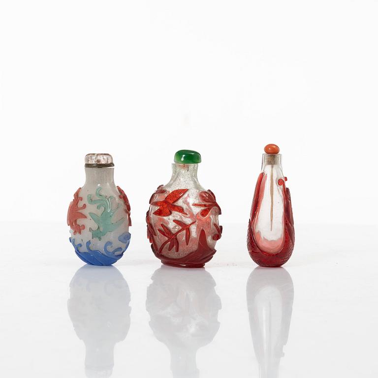 Snusflaskor, tre stycken, pekingglas, sen Qingdynasti /omkring 1900.