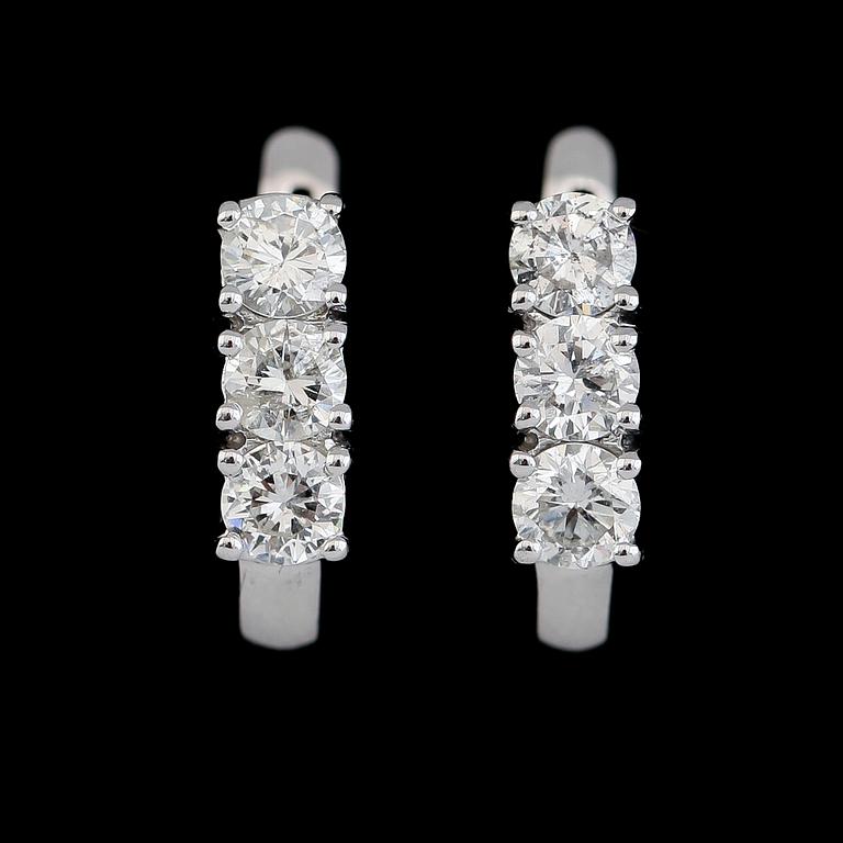 ÖRHÄNGEN, 1 par, 18K vitguld, 6 briljantslipade diamanter tot ca 1.05 ct.