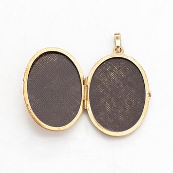 Medaljonki, 14K kultaa ja cabochon-hiottu safiiri. Suomalaiset tuontileimat.