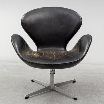 ARNE JACOBSEN, A 'Swan' chair for Fritz Hansen, Denmark.