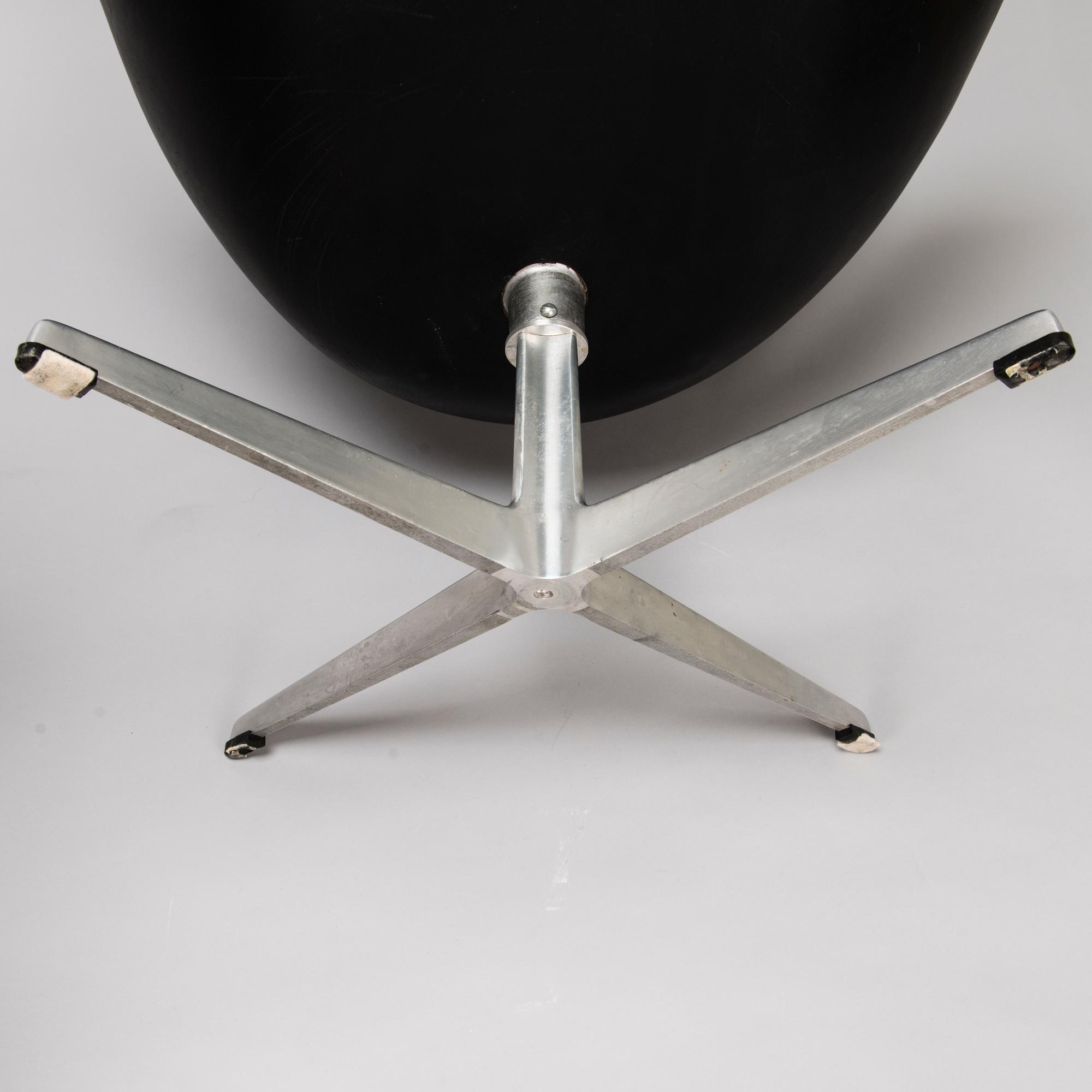 ARNE JACOBSEN, a pair of 1960s 'Swan' armchairs for Fritz Hansen.