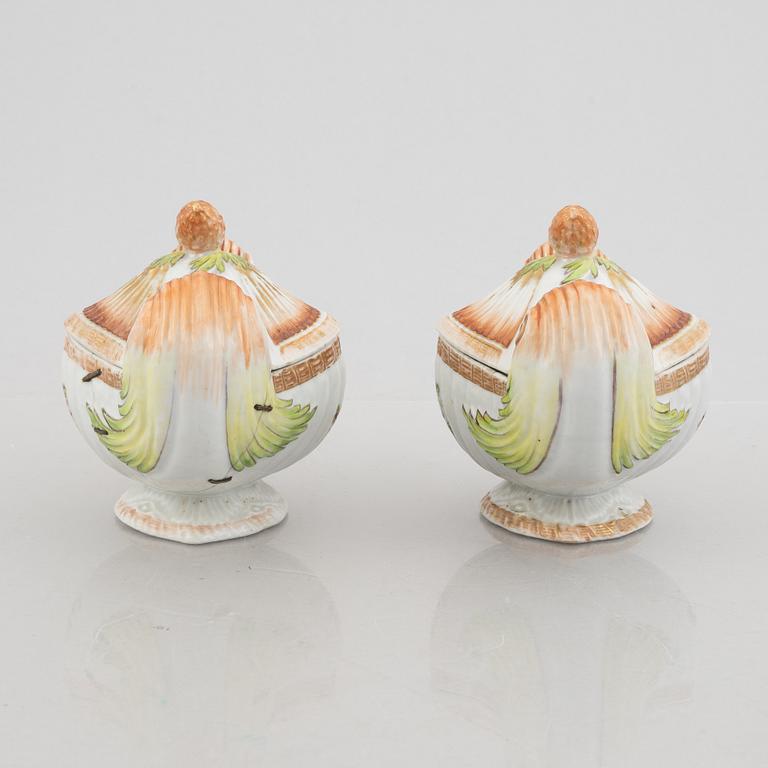 A pair of export porcelain sauce bowls with covers, China, 18th century.