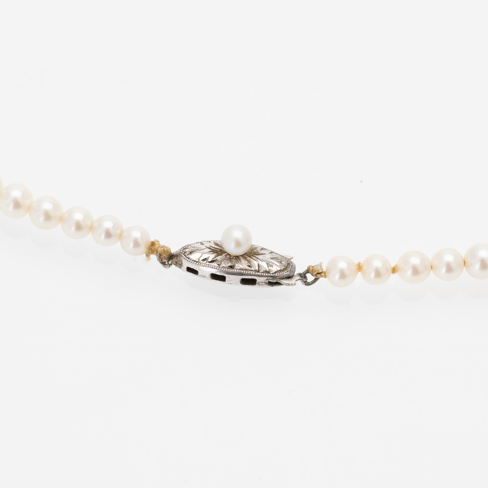 Necklace of graduated cultured pearls with a silver clasp.