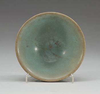 A lavender Chün-glazed bowl, Song/Yuan dynasty.