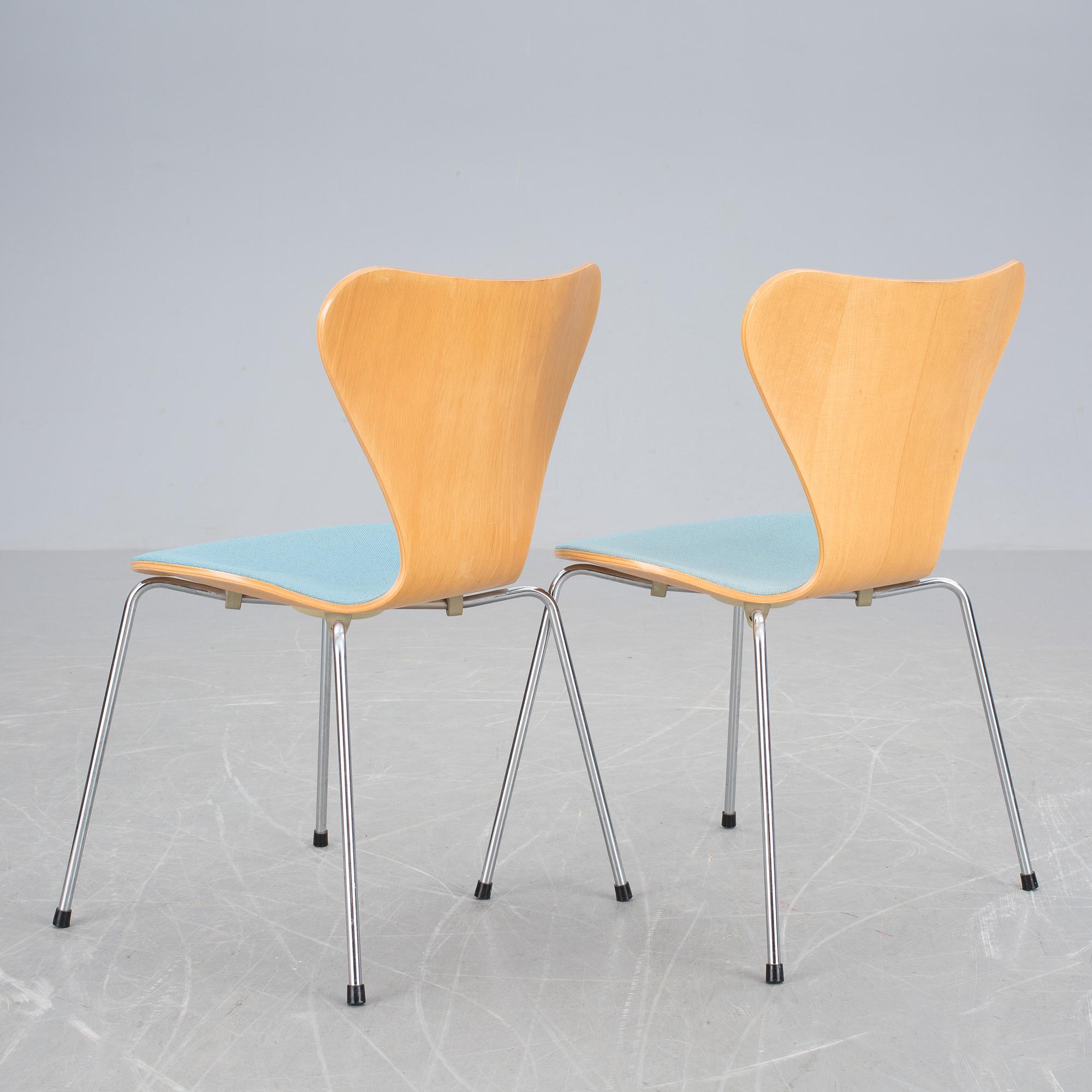 STOLAR, ett par, "Sjuan", Arne Jacobsen, Fritz Hansen, 1900-talets senare del.