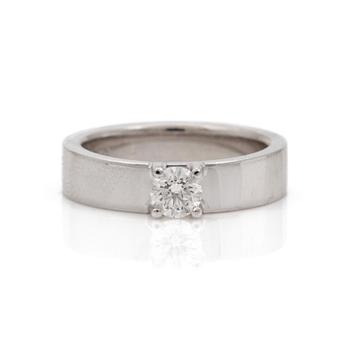 A brilliant cut diamond ring. Total carat weight of diamond 0,32 ct. Quality G/VS2 according to certificate from IGI.