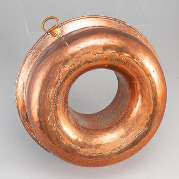 A copper aspic mould, 19th century.