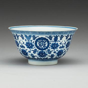 SKÅL, porslin. Qing dynastin med Qianlongs märke.