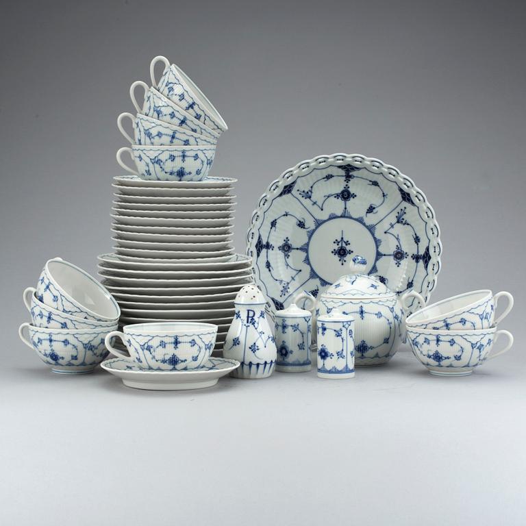 SERVISDELAR, 26 stycken, porslin, "Musselmalet", Bing & Gröndahl, Porsgrund & Schumann.
