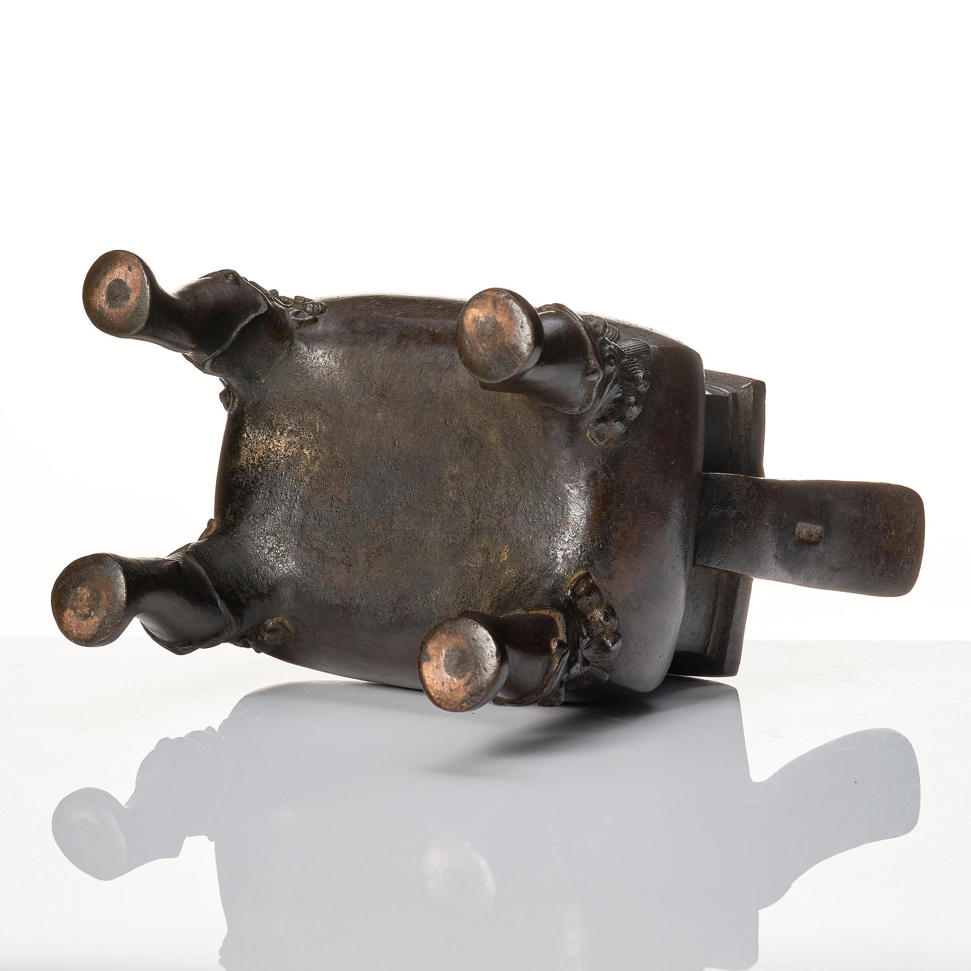 A bronze censer with cover, late Ming dynasty (1368-1644).