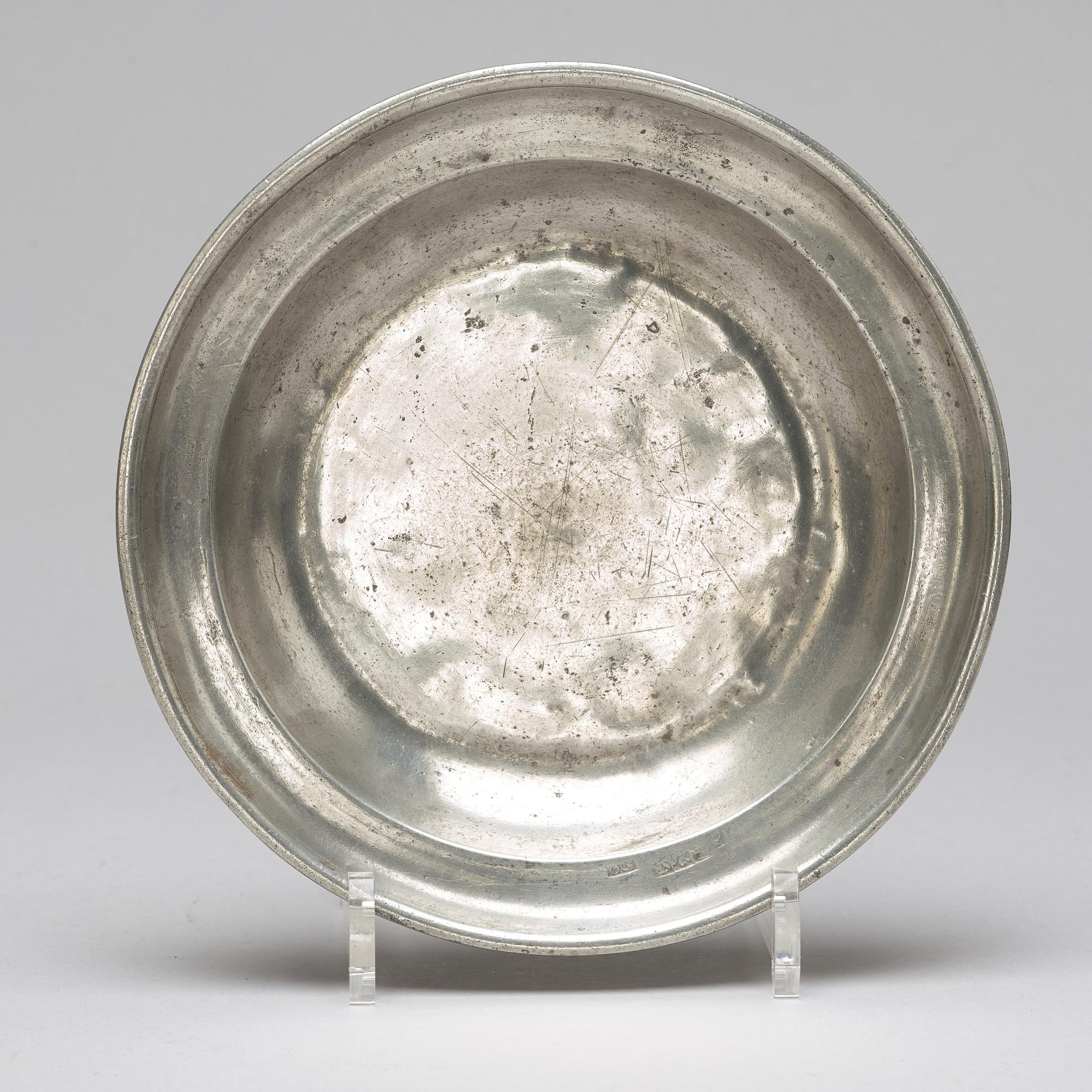 Eight pewter pieces, 18th/19th ct.