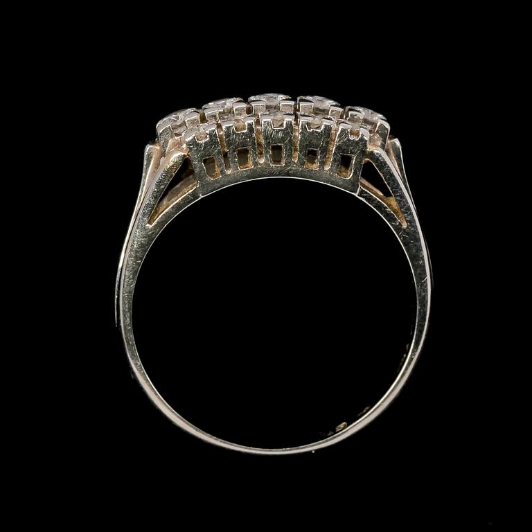 RING, 18k vitguld med briljantslipade diamanter, tot 0.49 ct enl inskription.