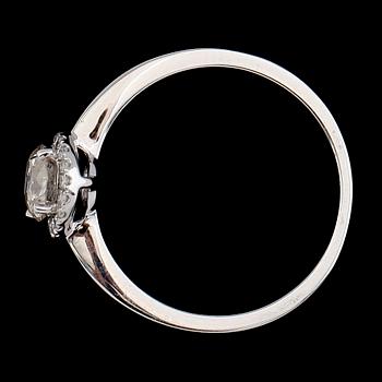 RING, 18K vitguld, tot ca 0.73 ct.