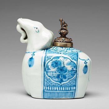 886. A blue and white elephant shaped kendi, Ming dynasty, Wanli (1572-1620).