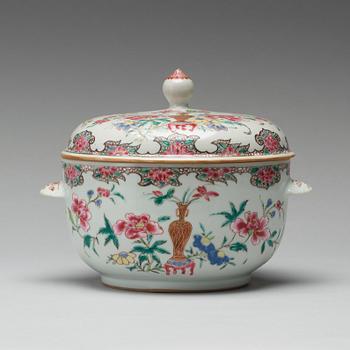 An imari tureen with cover, Qing dynasty, first half of the 18th century.