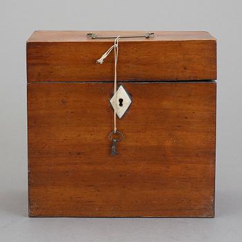 FLASKSCHATULL MED 3 FLASKOR, 1800-talets första hälft.