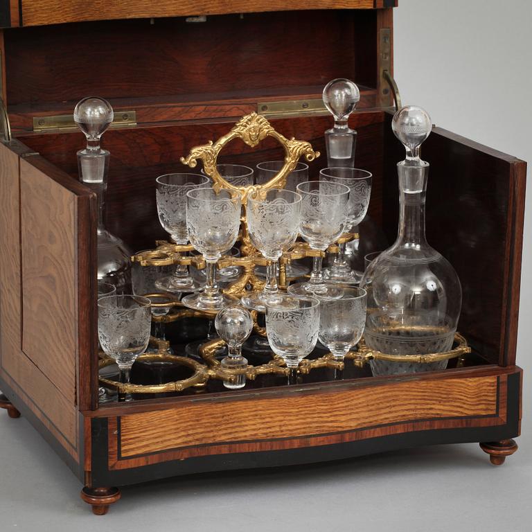 SCHATULL med LIKÖRSERVIS. 1800-talets andra hälft.